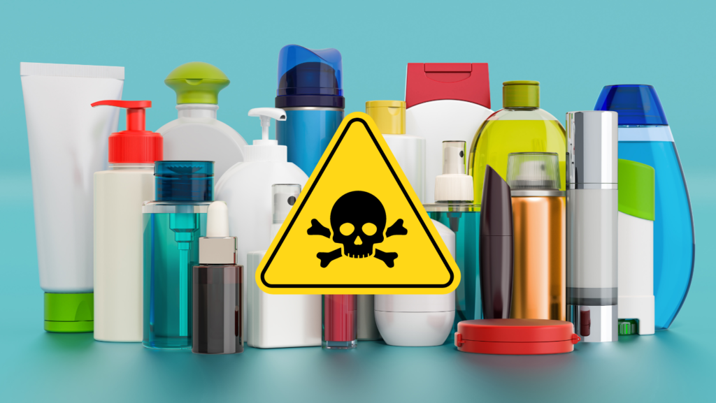 Imagem de produtos de beleza/cosméticos sem rótulo em fundo azul com uma placa alertando perigo de substâncias tóxicas