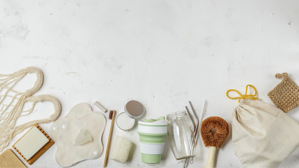 Produtos naturais, veganos e ecológicos dispostos em um fundo branco
